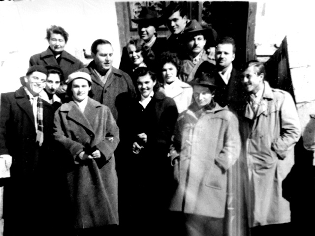 Radnici Projektbiroa na stepenicama ispred ureda, danas ulaz u Ordinarijat Gospićko-senjske biskupije u Parku Kolakovac. U prvom redu sa šeširom je erhitekt Miro Safner                                                                                  